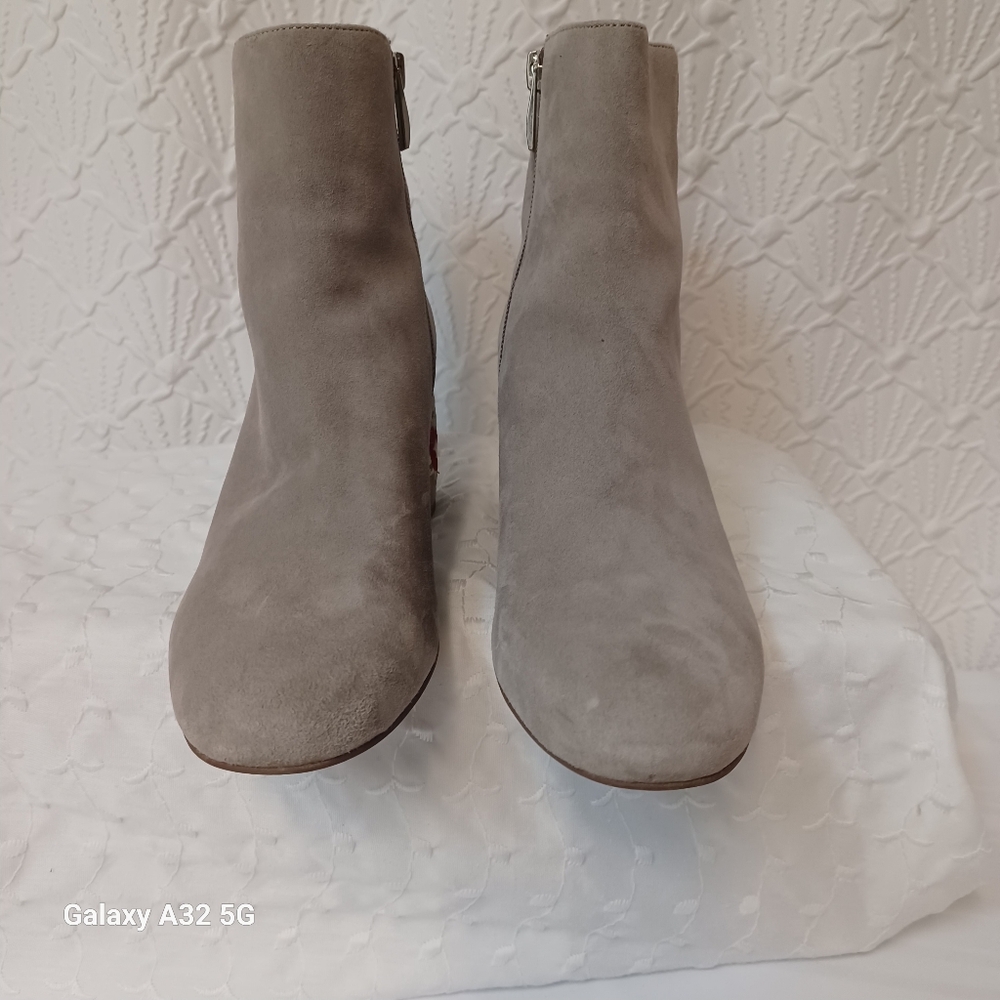 Franco Sarto Women Size 7.5 Light Gray Suede Heeled Boots look at the photos, - Picture 9 of 15